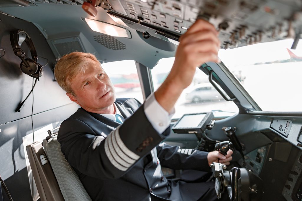 Pilot in einem Cockpit kontrolliert Einstellungen