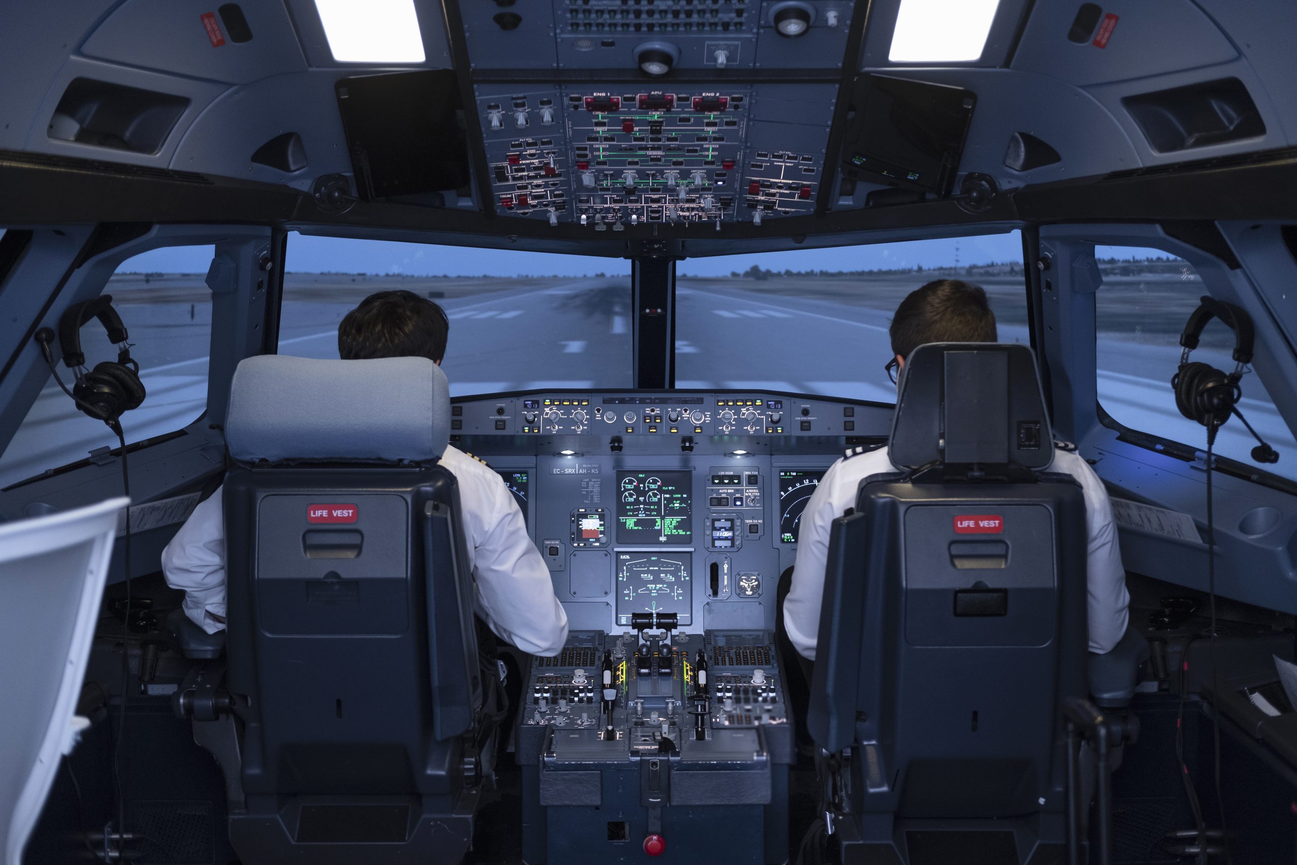 Zwei Piloten in einem Cockpit