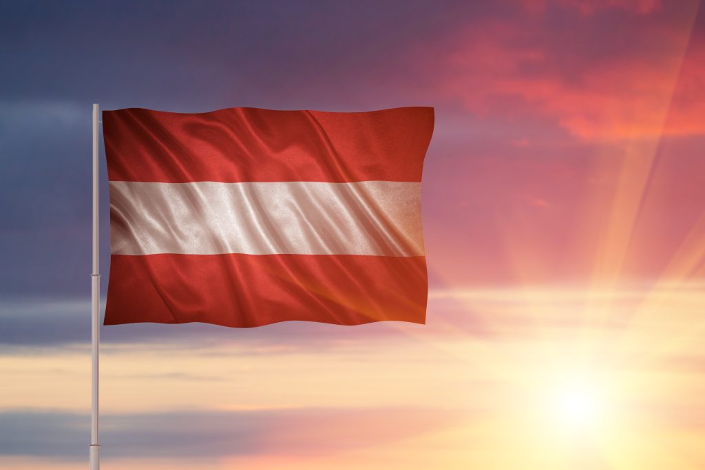 Flagge von Österreich im Sonnenaufgang