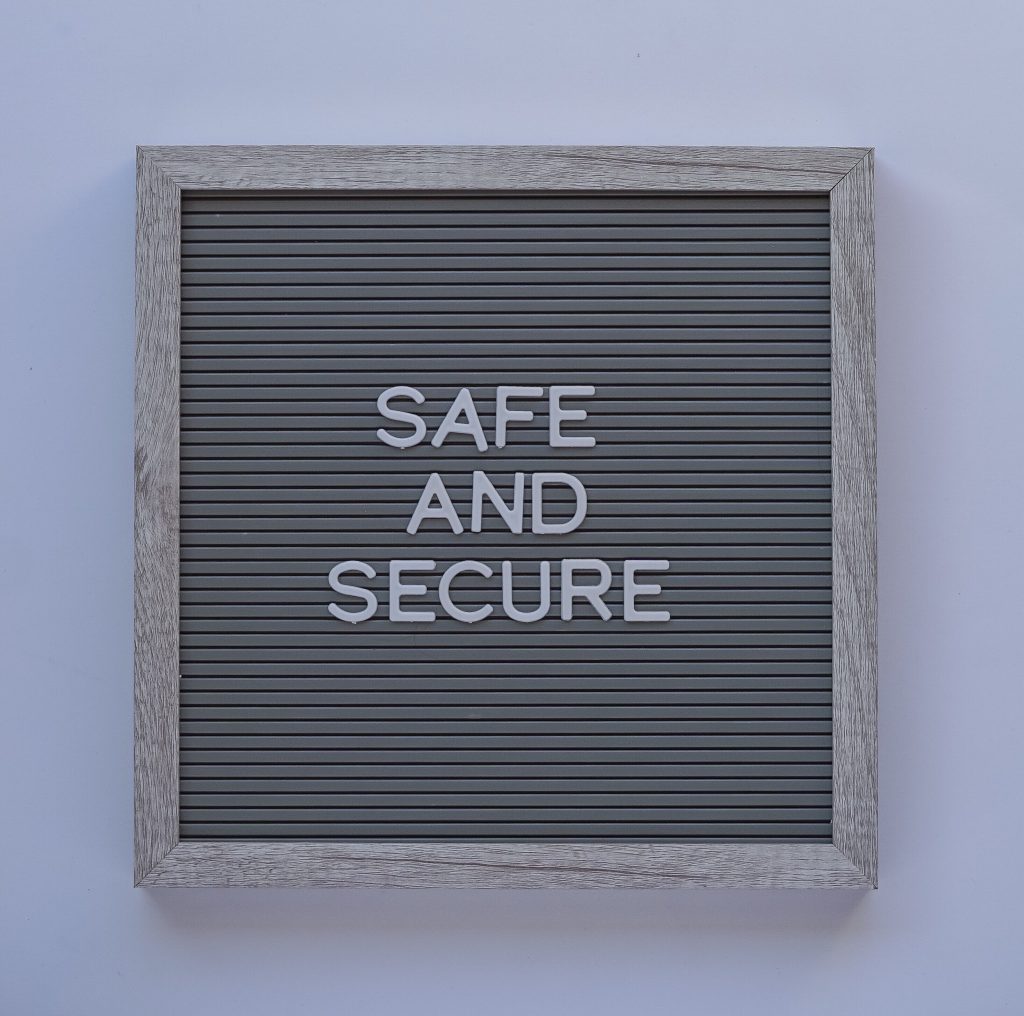 Safe and secure in Blockbuchstaben auf einer schwarzen Tafel platziert