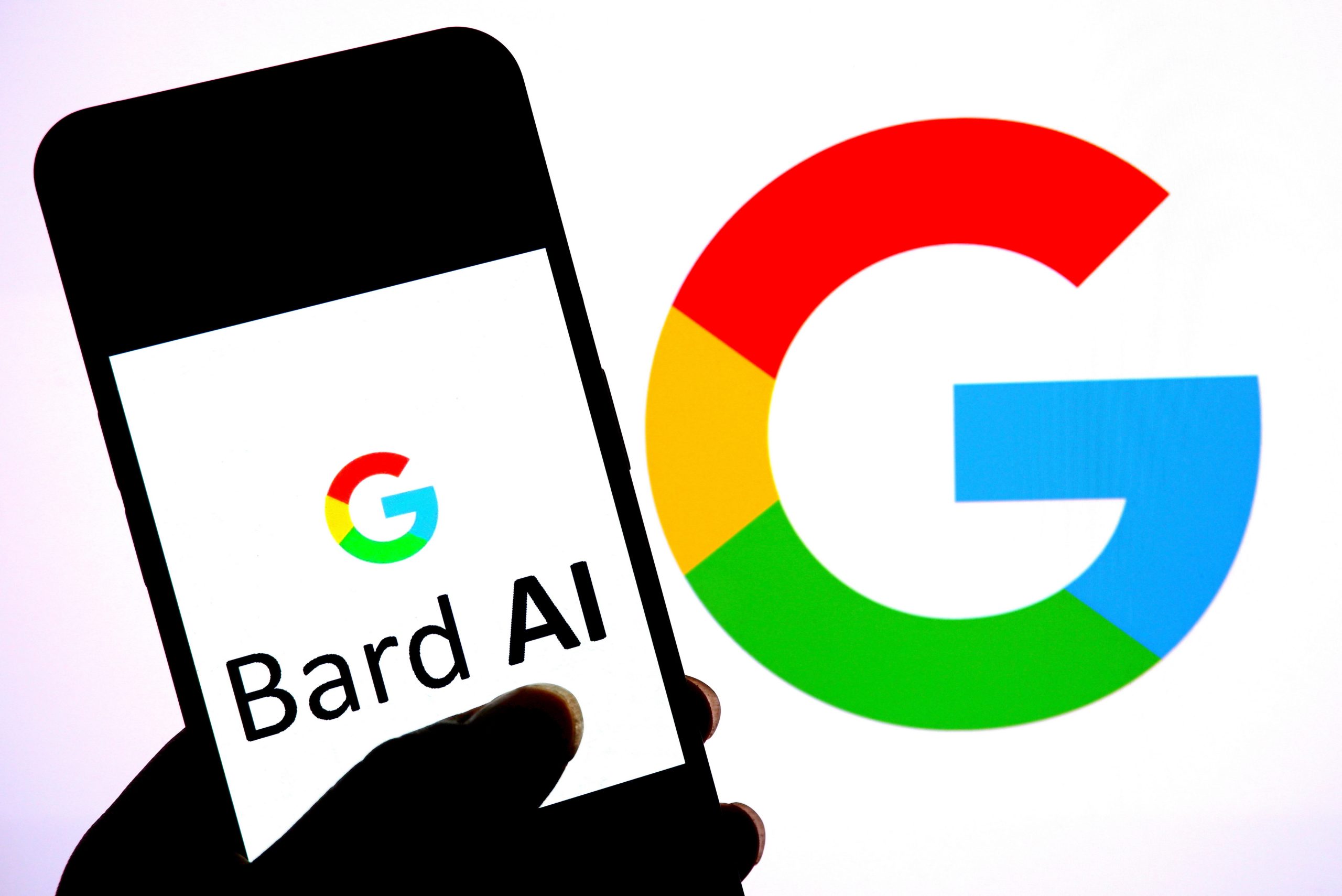 Handy mit Bard AI und Google-Logo