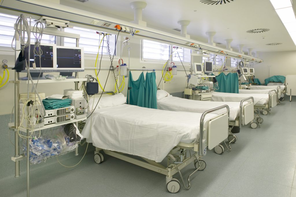 Intensivstationen eines Krankenhauses mit wenig Platz 