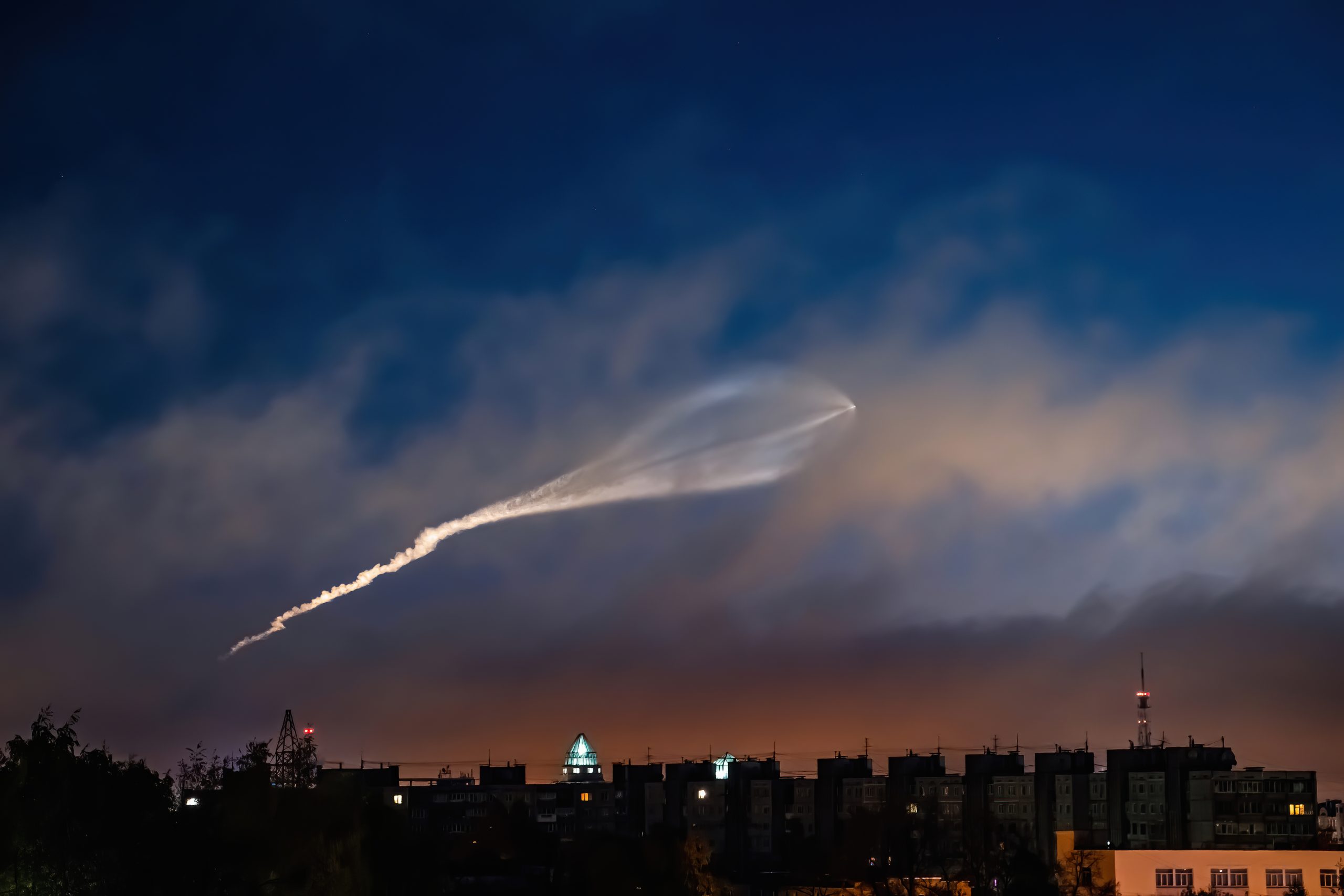 Rakete erleuchtet am Nachthimmel