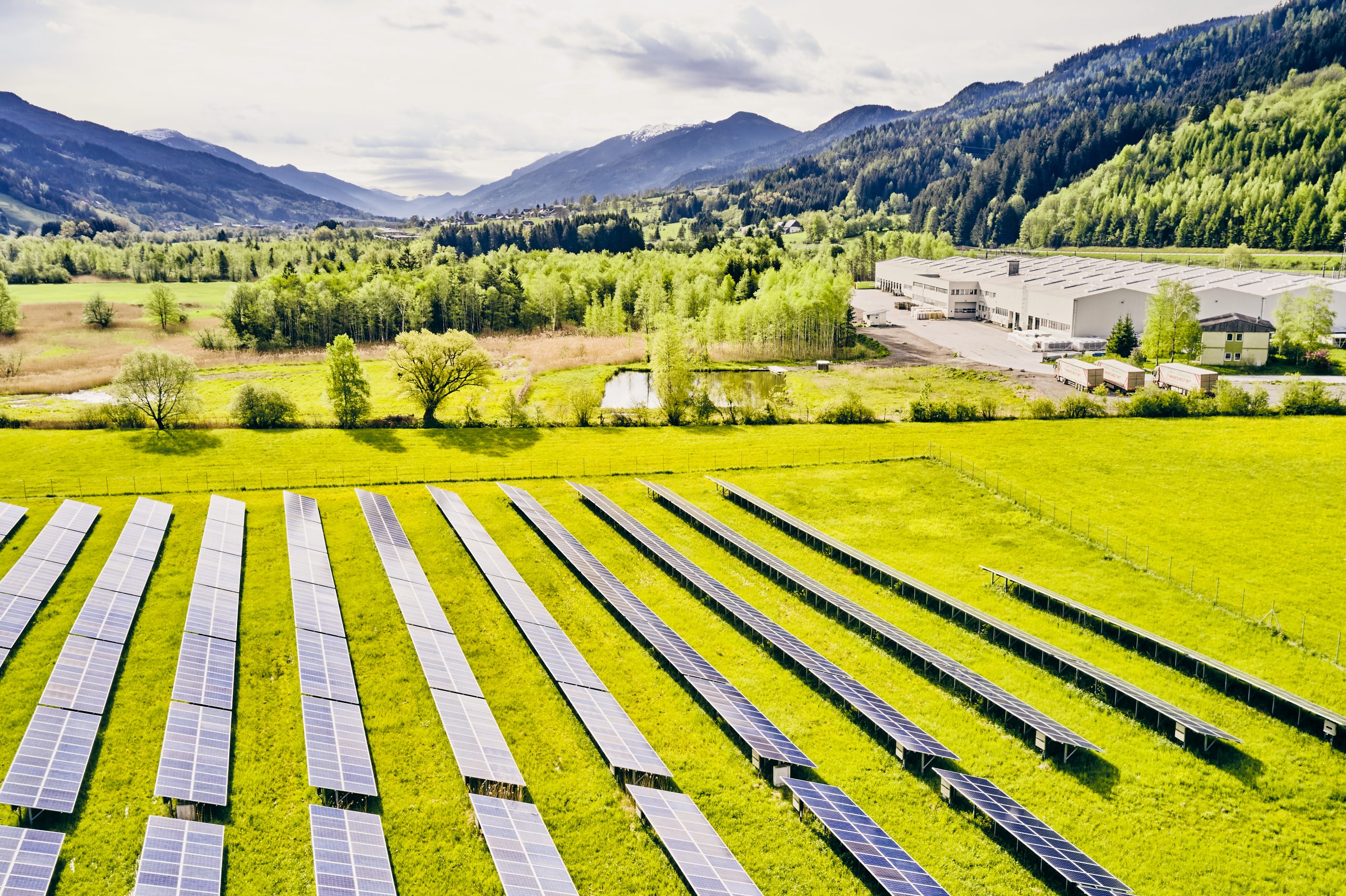 Photovoltaik-Anlage von oben bei Sonnenschein aufgenommen