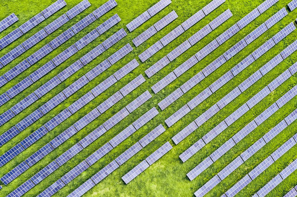 Photovoltaik-Anlage von oben bei Sonnenschein aufgenommen