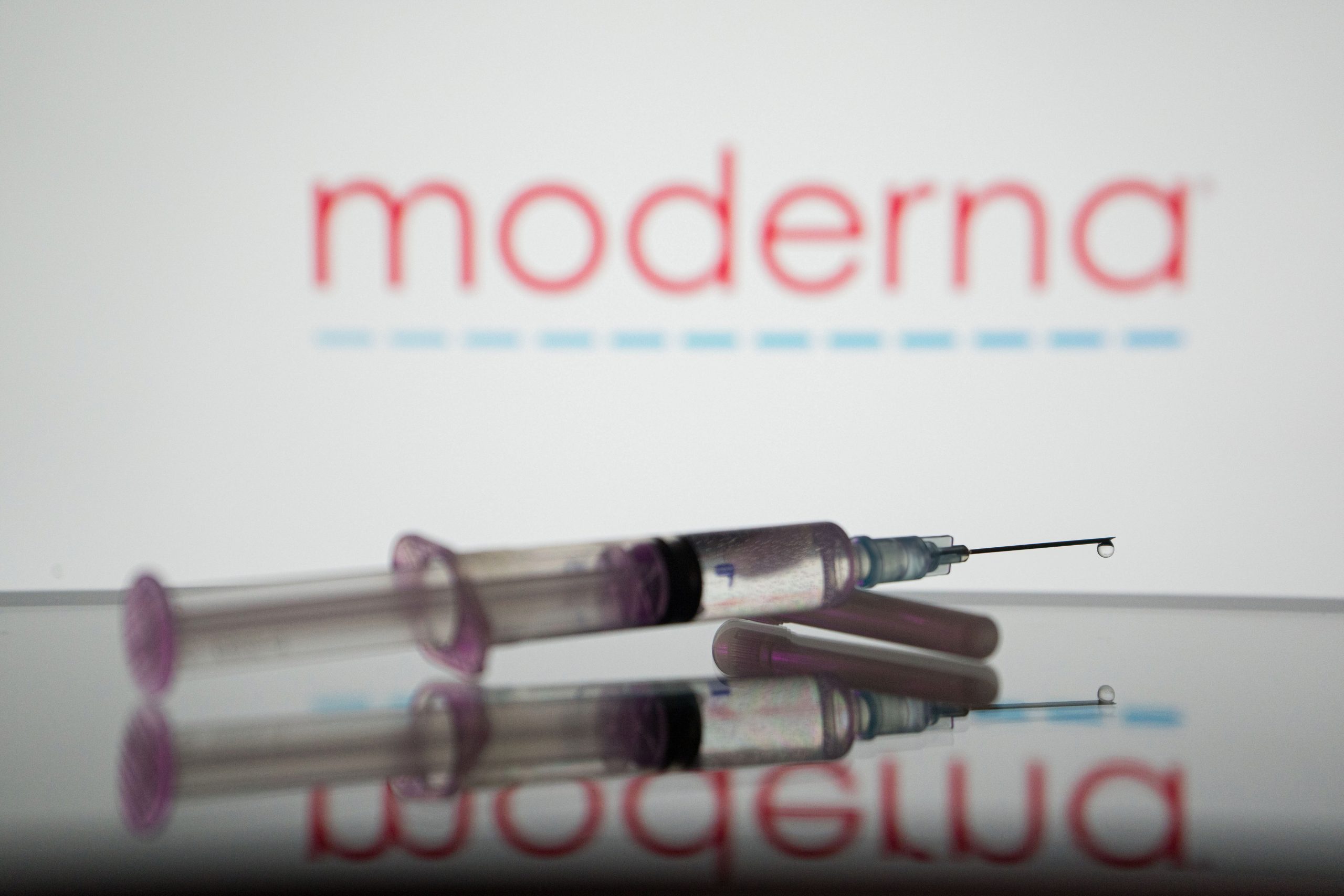 Logo von moderna und dafür eine Spritze für einen Impfstoff
