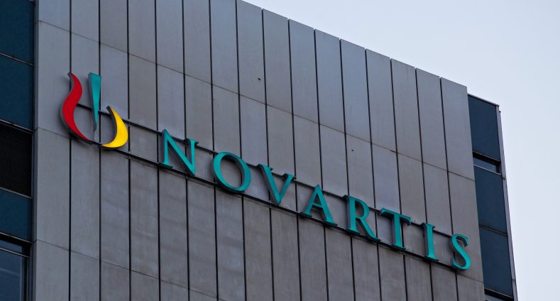 Logo von Novartis auf einem Gebäude