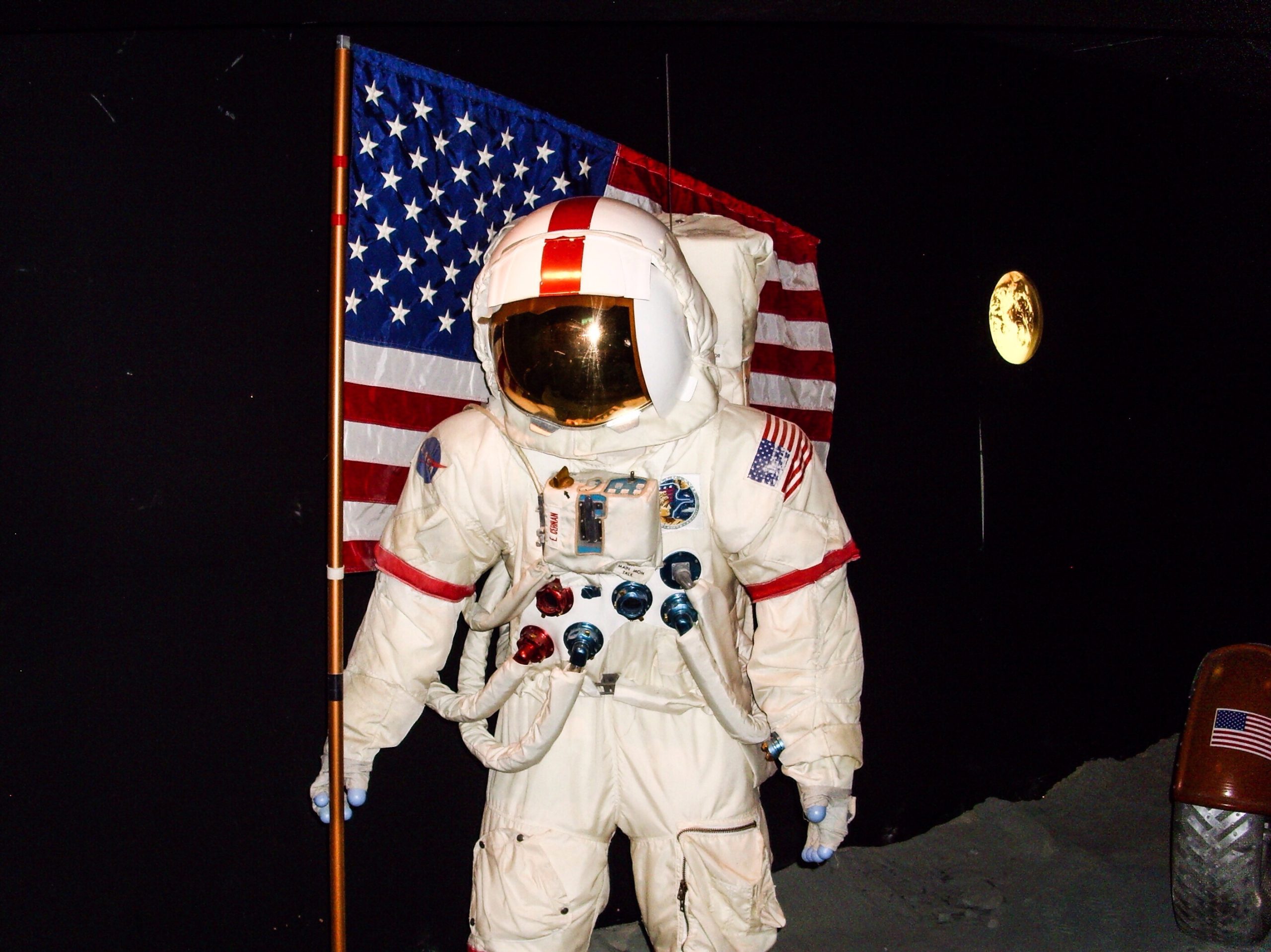 Astronaut auf dem Mond mit Flagge