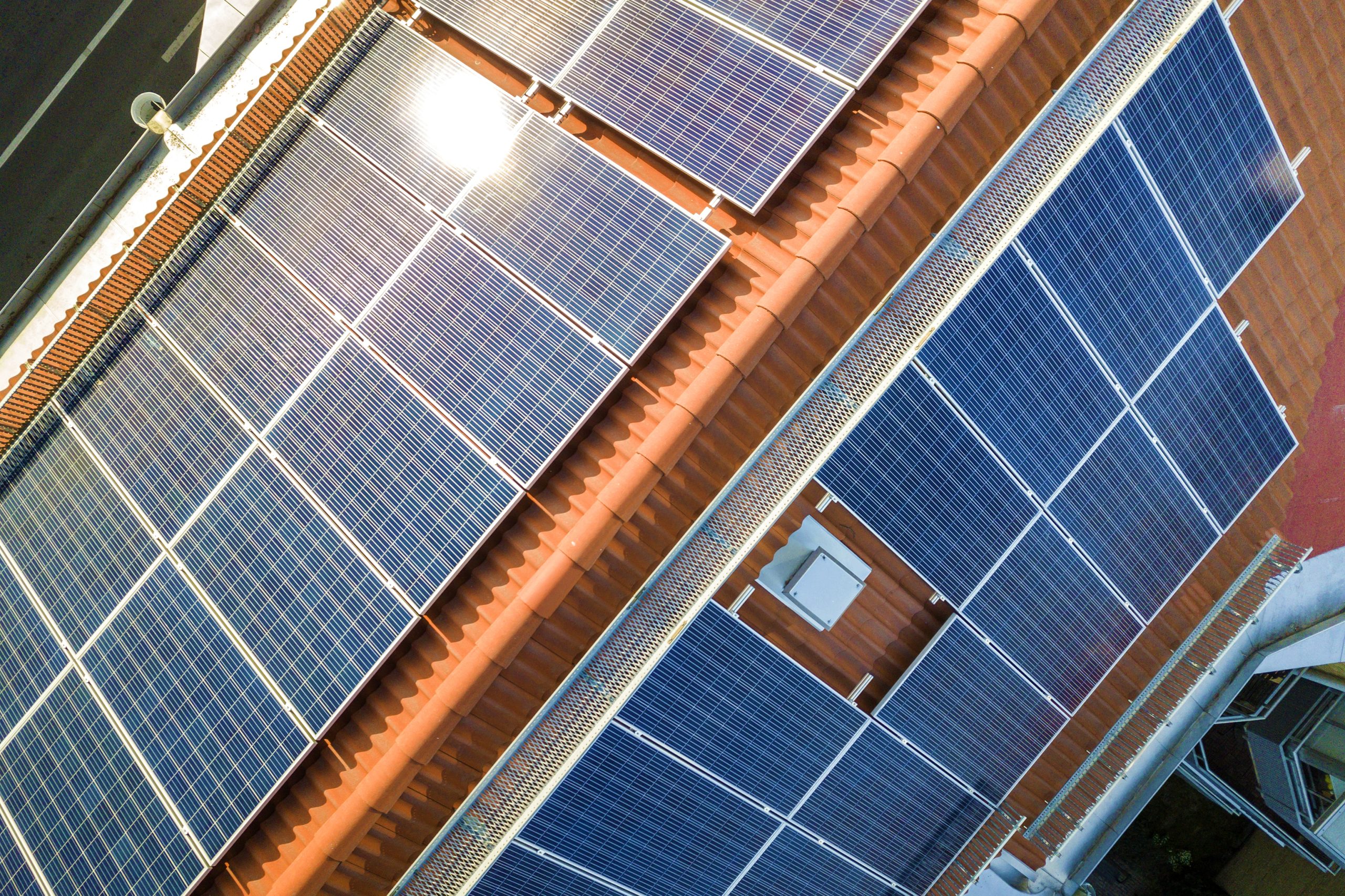 Photovoltaikanlage, aufgenommen aus der Luft