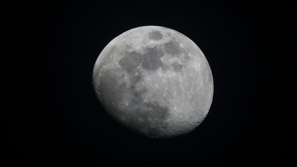 Zunehmender Mond auf schwarzem Hintergrund