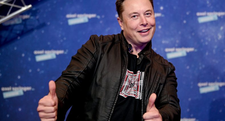 Elon Musk hält beide Daumen hoch