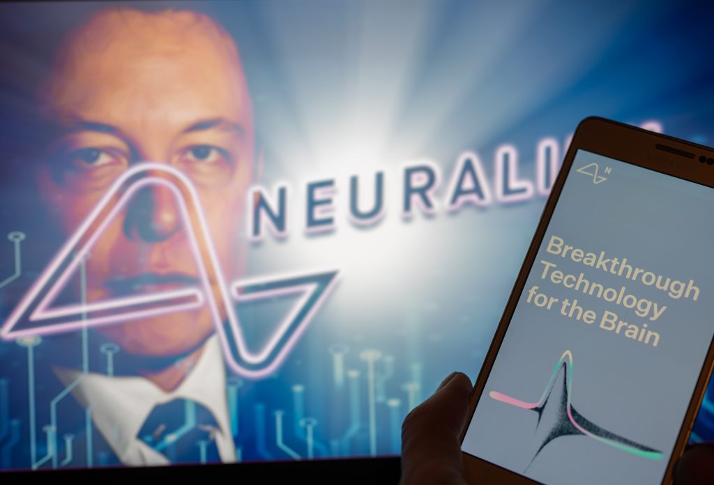 Elons Musk und das Logo von Neuralink sowie ein Handy mit dem Spruch: Breakthrough Technology for the Brain