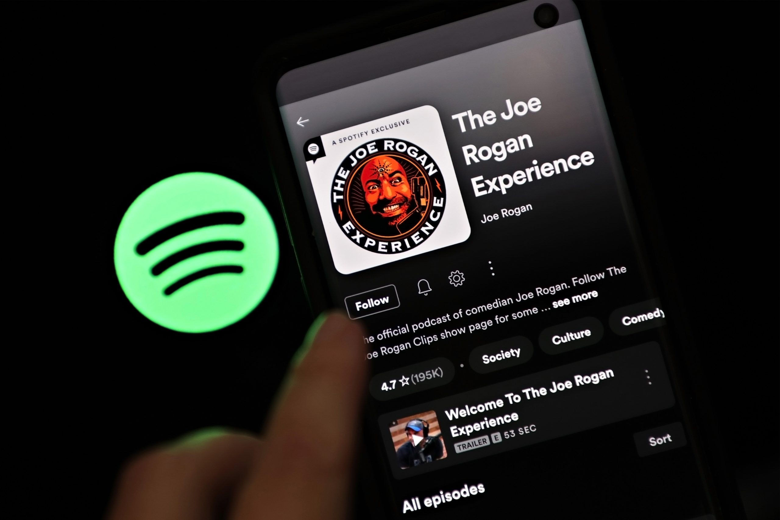 Logo von Spotify und The Joe Rogan Experience am Handy geöffnet