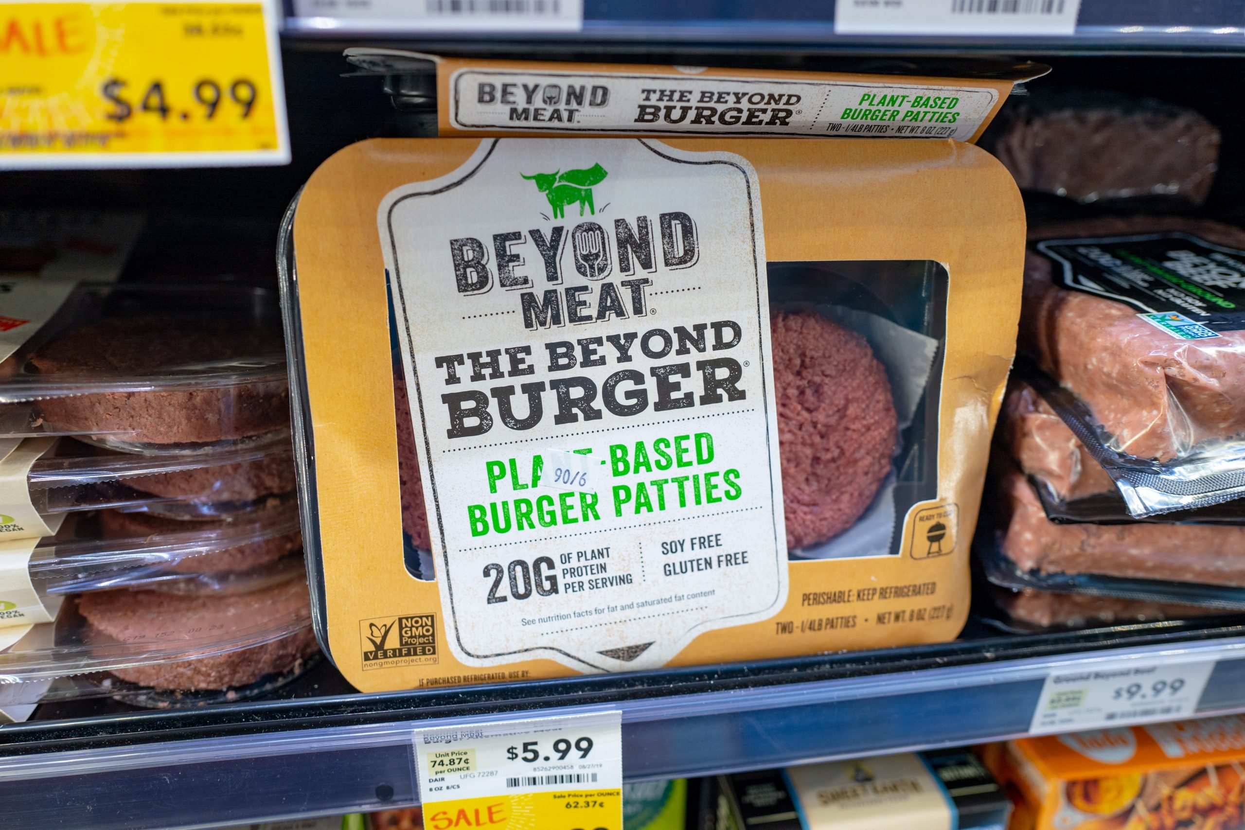 Beyond Meat Burger in einem Kühlregal in Verpackung