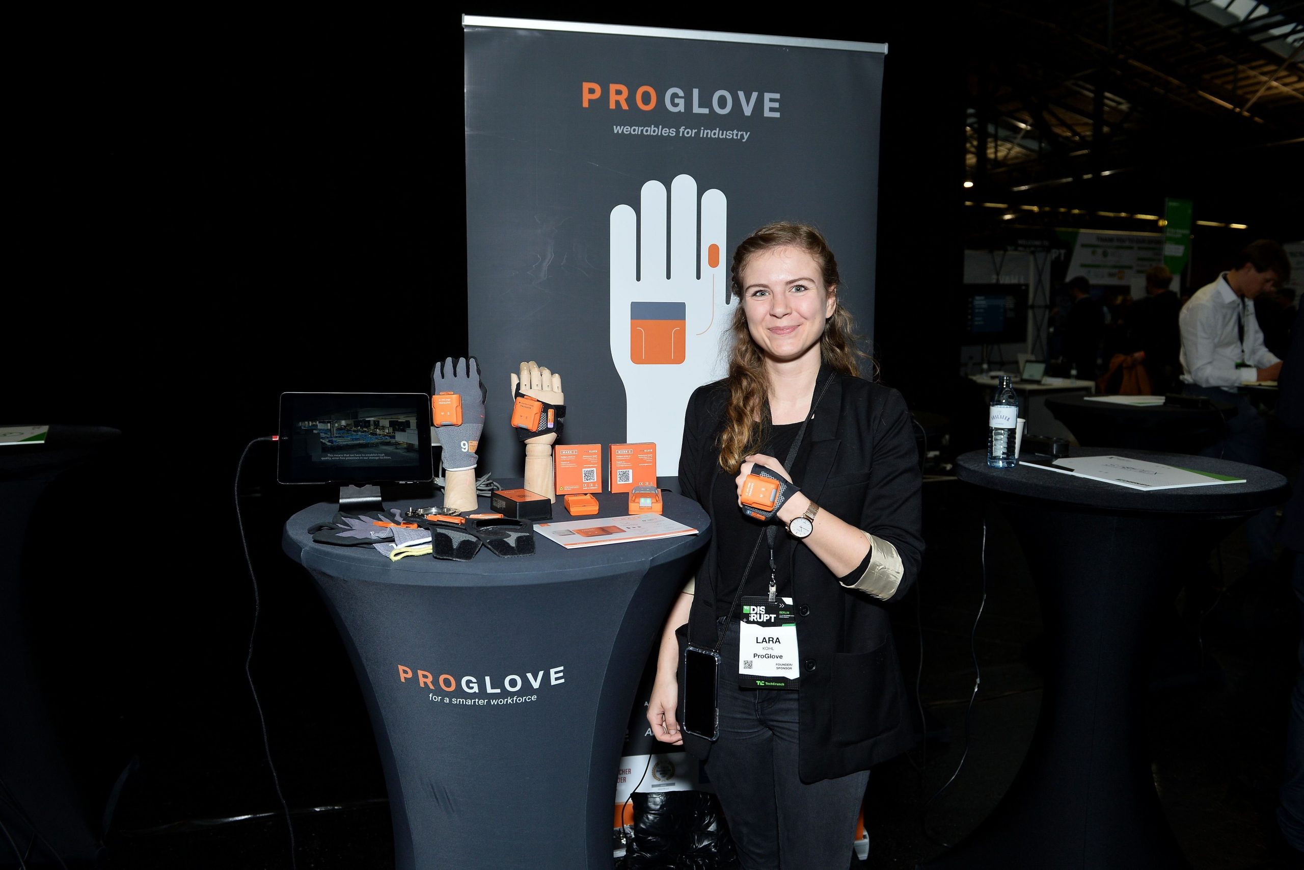 Logo von ProGlove davor eine Frau die einen Handschuh von ProGlove trägt