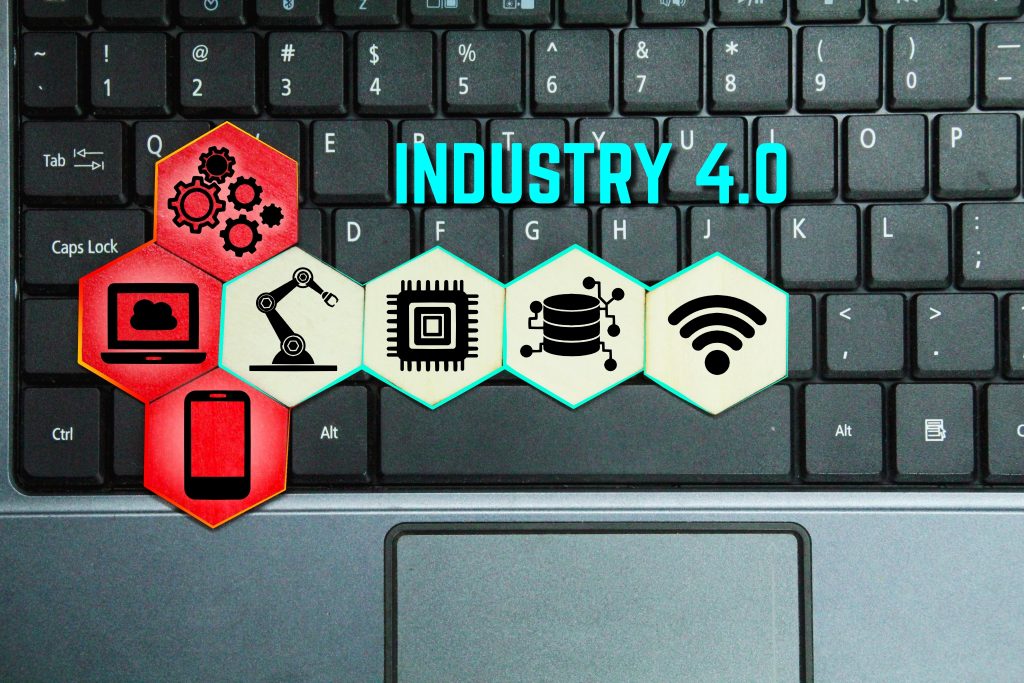 Tastatur auf dem Industry 4.0 steht und drei rote sowie vier weiße sechseckige Icons mit Zeichen