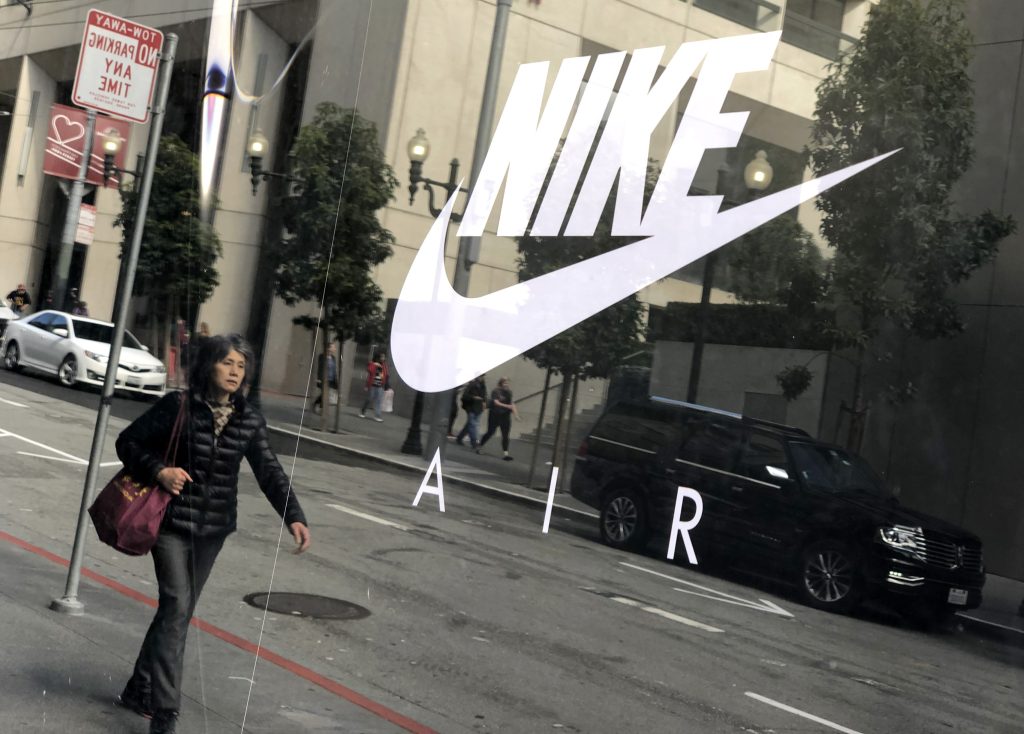 Logo von Nike mit der Welle und AIR auf einem Eingang zu einem Geschäft