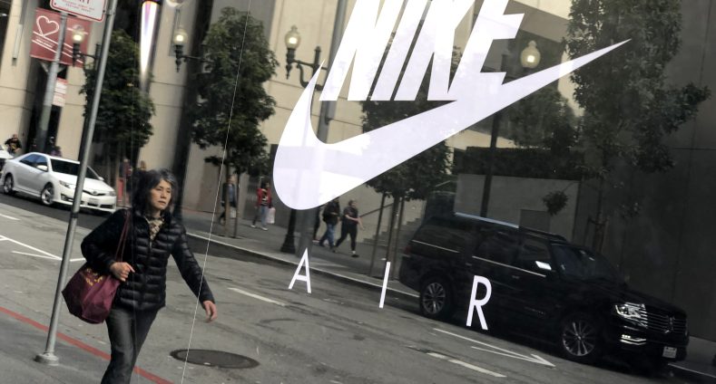 Logo von Nike mit der Welle und AIR auf einem Eingang zu einem Geschäft