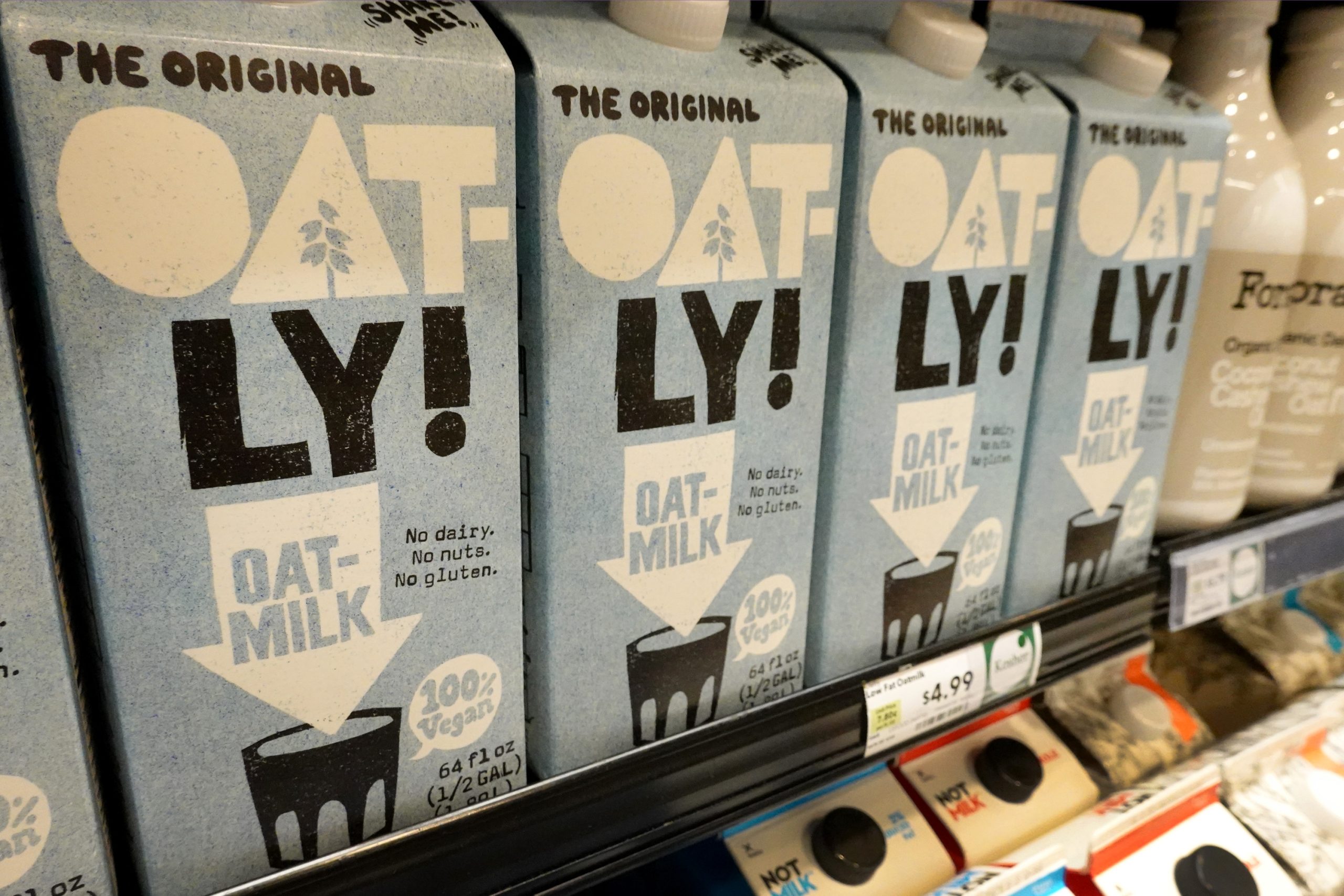 Verpackungen in blau grau mit Aufschrift von Oatly