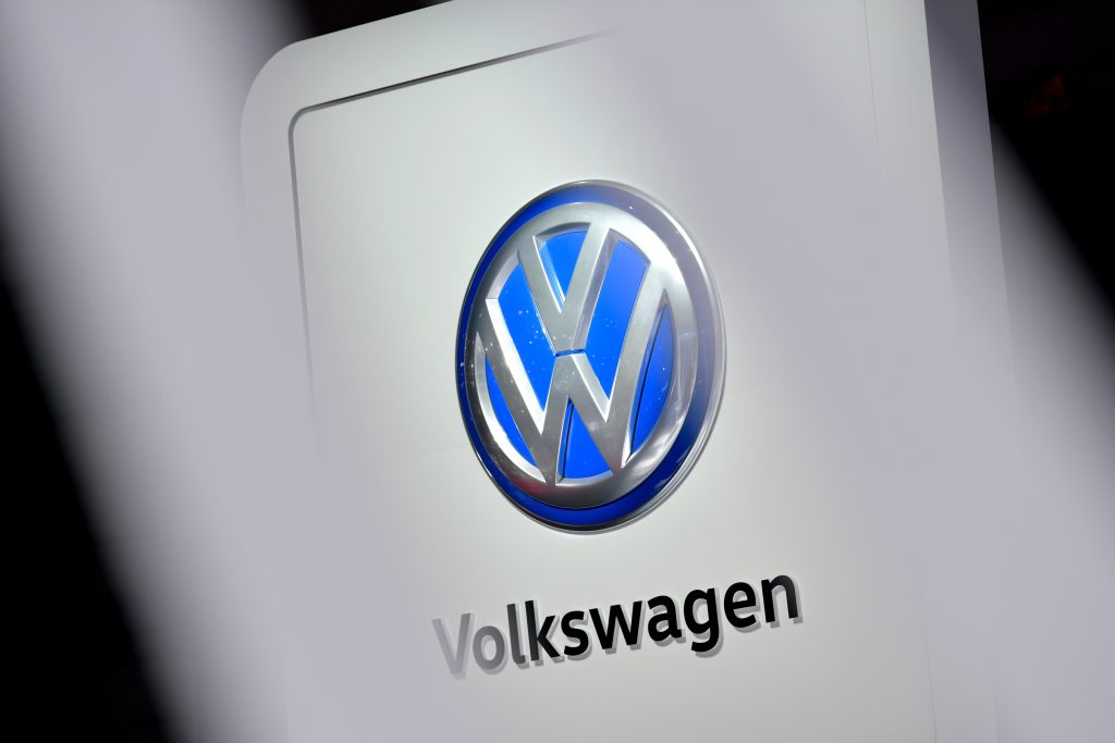 Logo von VW und darunter Schriftzug Volkswagen