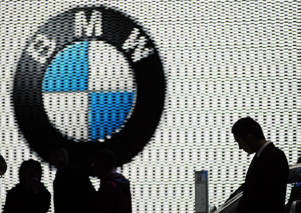 BMW Logo in schwarz-weiß im Kreis mit Menschen darunter