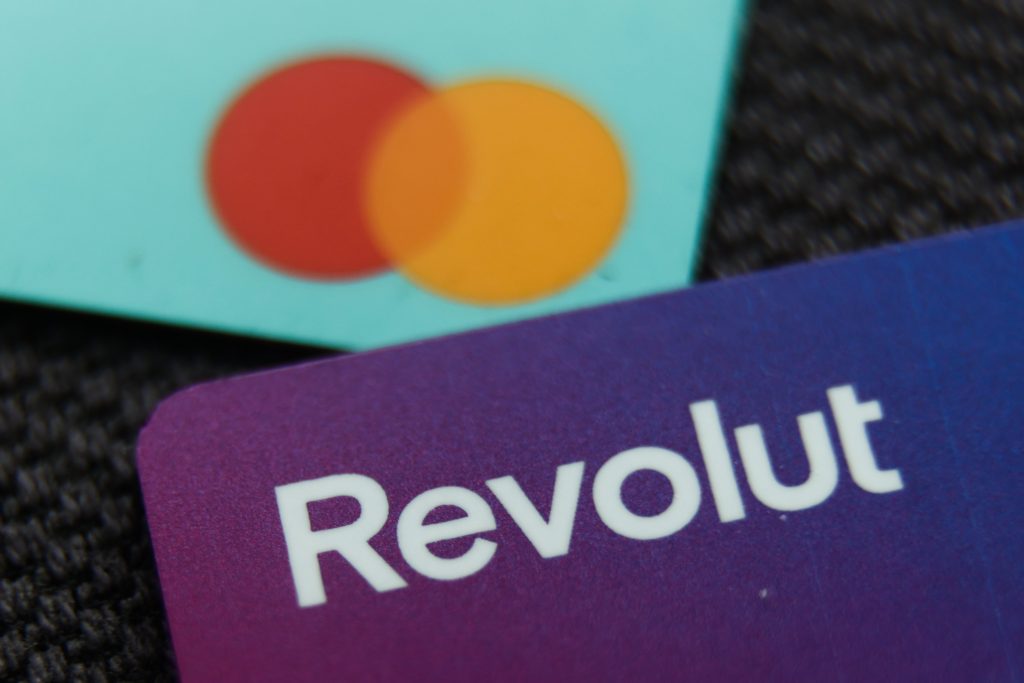 Revolut--Karte liegt neben einer Maestrocard