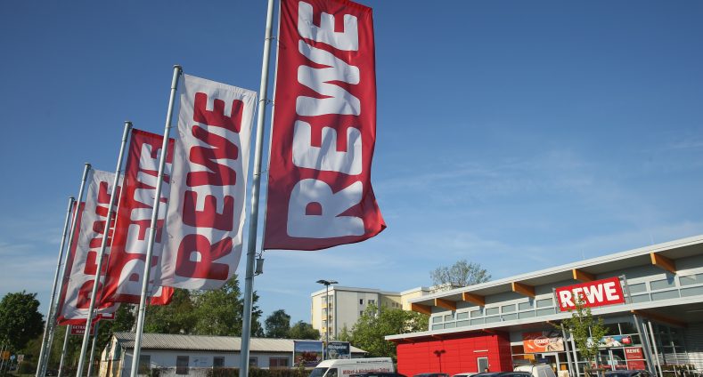 REWE-Fahnen wehen im Wind