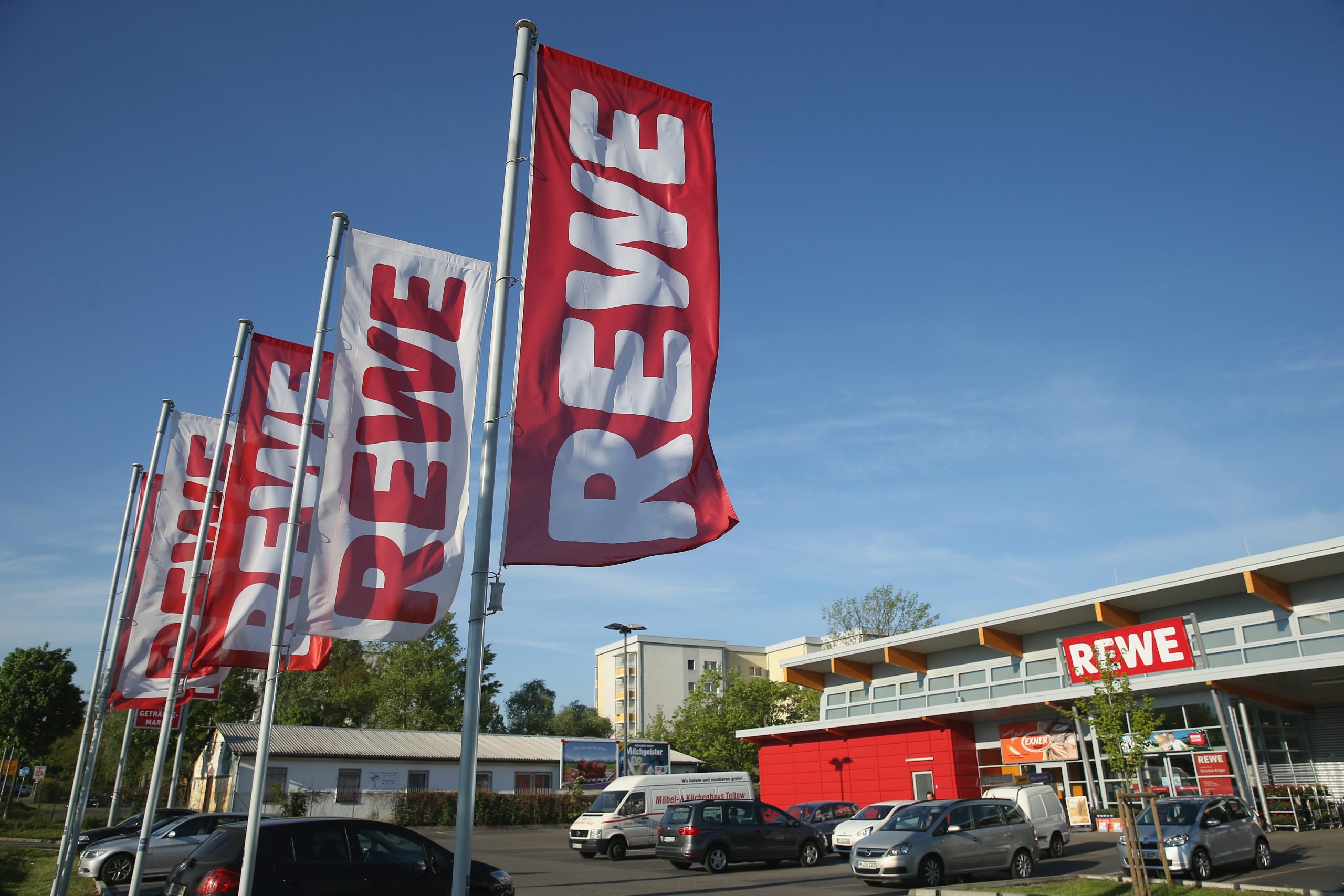 REWE-Fahnen wehen im Wind