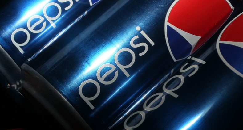 Pepsi Dosen liegen nebeneinander