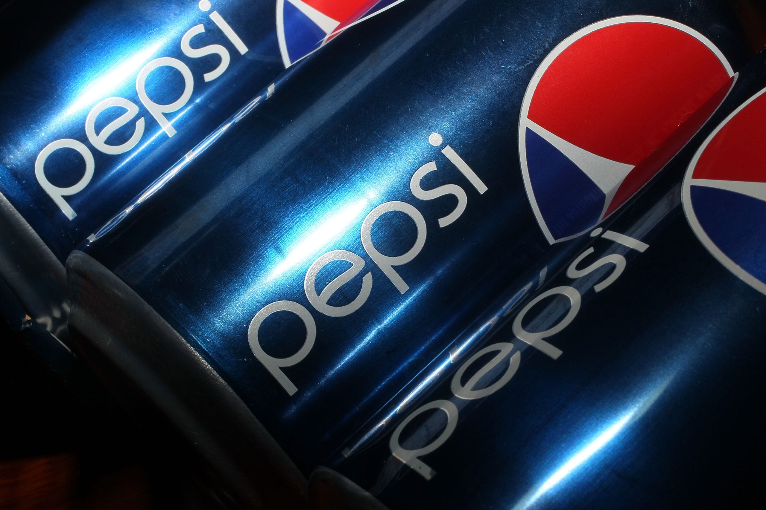 Pepsi Dosen liegen nebeneinander